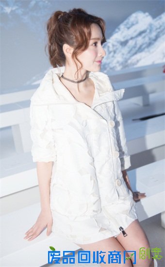 吴昕化身元气美少女 清昕气质闪耀巴黎时装周