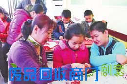 小记者跟民间艺人学剪纸