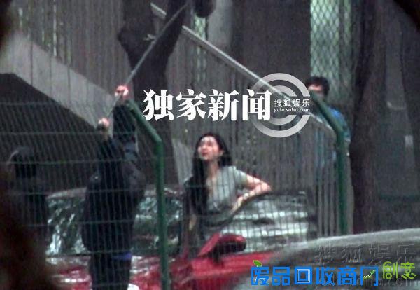 范冰冰街边拍万物生长红唇美艳图片