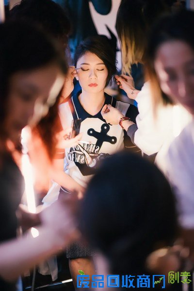 贾静雯后台妆化