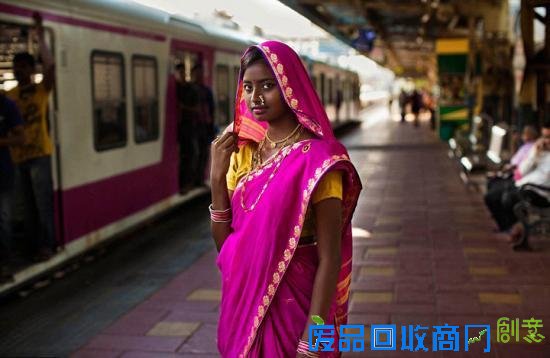 摄影师为妇女拍摄写真庆三八 印度各阶层美女颜值爆表风