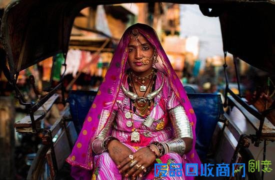 摄影师为妇女拍摄写真庆三八 印度各阶层美女颜值爆表风