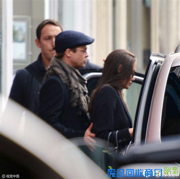 组图:皮特护朱莉上车超绅士 情侣装秀恩爱