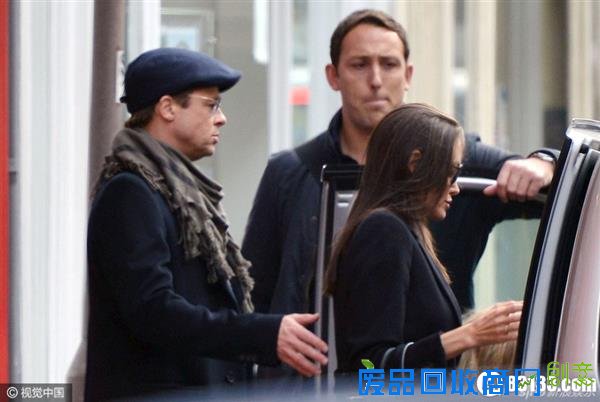 组图:皮特护朱莉上车超绅士 情侣装秀恩爱