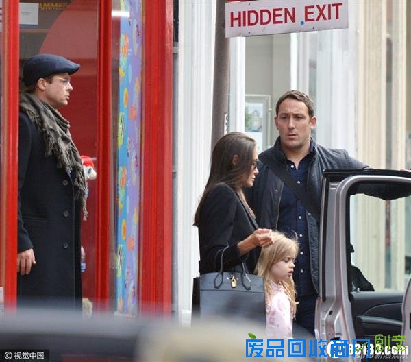 组图:皮特护朱莉上车超绅士 情侣装秀恩爱