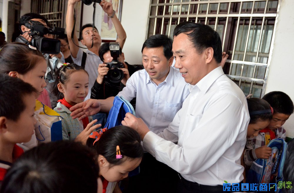 迎“六一”关爱留守儿童·走进怀宁小市镇中心小学