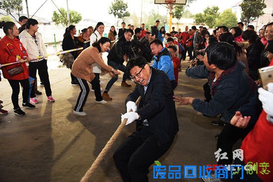 长沙市东湖街道首届油菜花节暨趣味运动会今日举办，拔河现场。