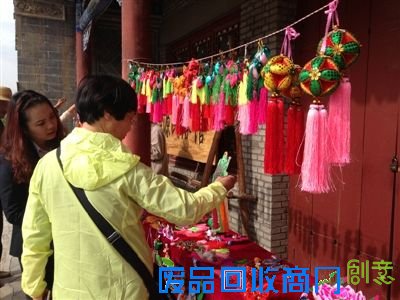西宁市街头售卖的民间刺绣工艺品香包受人欢迎