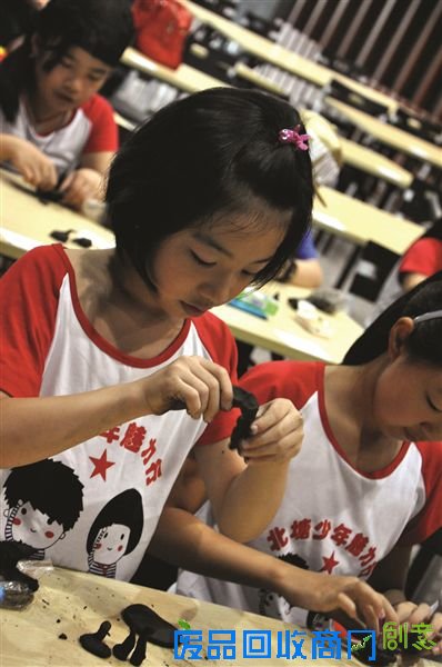 昨天，由无锡市惠山街道团工委开展的“走近非遗，文化润心”暑期夏令营活动举行。30余个少先队员在北塘区教师义工的带领下，参加了活动。一大早，少先队员们来到中国泥人博物馆，一边听取馆内讲解员对惠山泥人传统的讲解，一边参观了馆内的泥人精品，并在泥人大师徐存才的指导下，动手体验学做泥人。