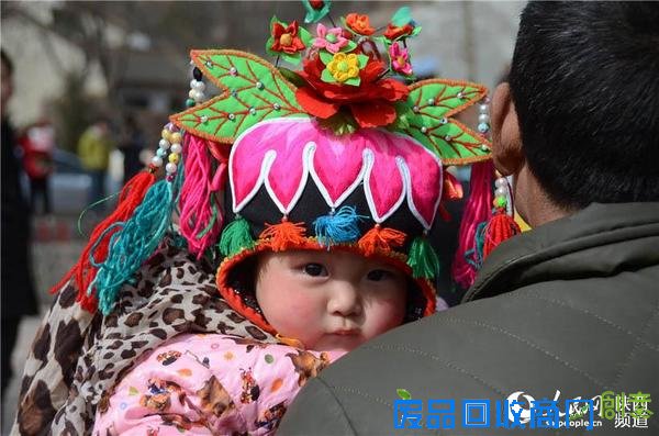 虎头帽子作为西秦刺绣的代表作，受到许多当地人的喜欢。张龙摄