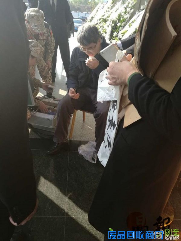 袁庚追悼会举行 现场有人悲伤致昏厥(图)3