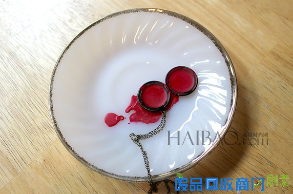 用尽了的唇膏你怎么处理?超巧妙的剩余唇膏+复古小盒子吊坠DIY,将心爱的唇