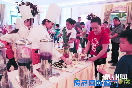 现场提供餐点，让来宾体验温馨周到的会所服务。