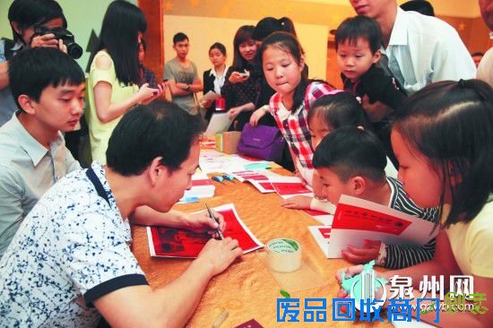 剪纸大师现场表演刻纸，吸引大人小孩围观学习。