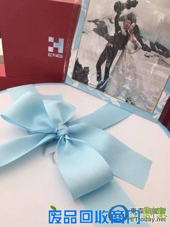 吴奇隆婚礼伴手礼曝光内附二人甜蜜婚纱照