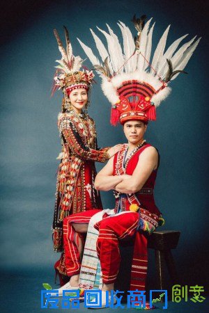 梁文音曝喜讯婚纱照曝光 传统服装重达5公斤