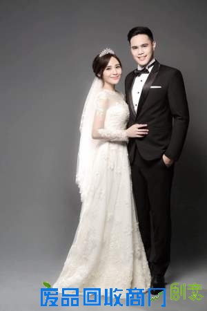 梁文音曝喜讯婚纱照曝光 传统服装重达5公斤