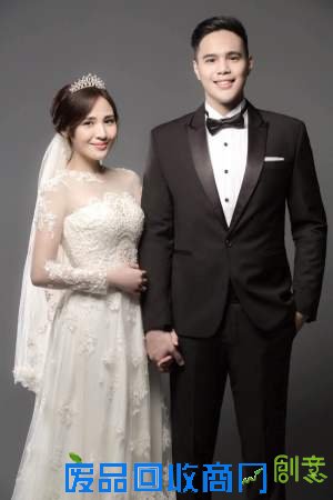 梁文音曝喜讯婚纱照曝光 传统服装重达5公斤