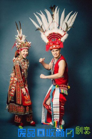 梁文音曝喜讯婚纱照曝光 传统服装重达5公斤