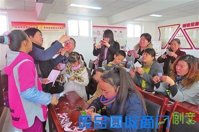 吴忠市宣传文化中心为居民辅导剪纸