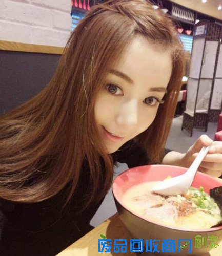 郭富城小女友深夜晒可爱自拍 开心享用美食(图)