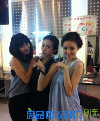 美女扎堆拍照杨幂唐嫣合照 明星证件照看真假天生丽质人民快报网