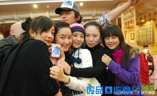 美女扎堆拍照杨幂唐嫣合照 明星证件照看真假天生丽质人民快报网