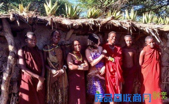 美女摄影师裸体进入非洲部落