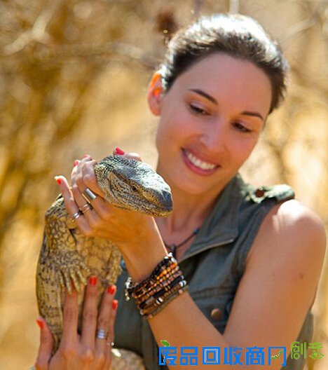 真实版美女与野兽 摄影师探险与动物友爱牵手（组图）