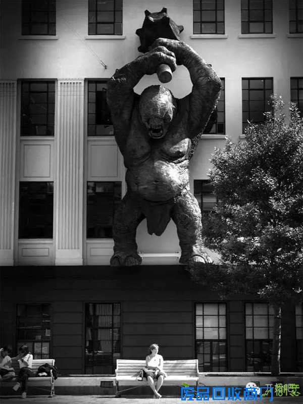 她用海浪，拍了一幅纯白唯美的婚纱照，美哭了