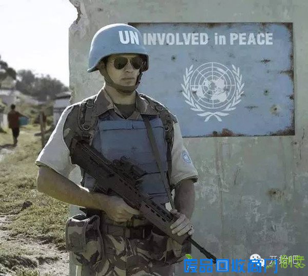 她用海浪，拍了一幅纯白唯美的婚纱照，美哭了