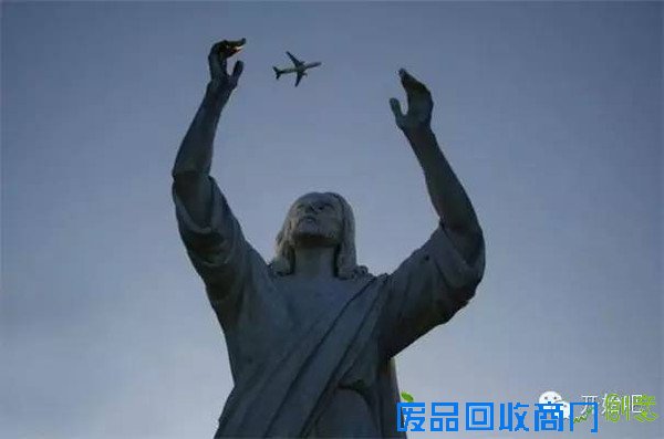 她用海浪，拍了一幅纯白唯美的婚纱照，美哭了