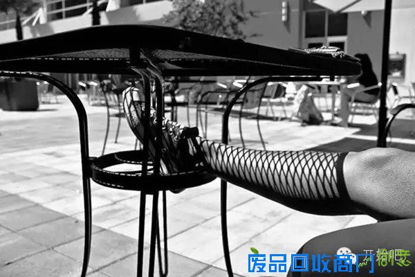 她用海浪，拍了一幅纯白唯美的婚纱照，美哭了