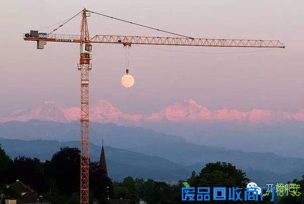 她用海浪，拍了一幅纯白唯美的婚纱照，美哭了