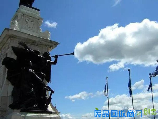 她用海浪，拍了一幅纯白唯美的婚纱照，美哭了