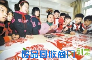 合肥：剪纸非遗人教小朋友创作《雷锋故事》主题剪纸作品