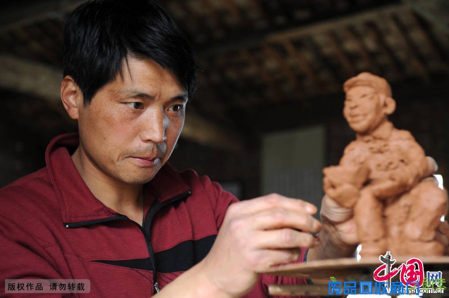 西安民间艺人用泥塑讲述《平凡的世界》(高清组图)