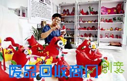 省级传承人马秋菊正在精心制作布老虎