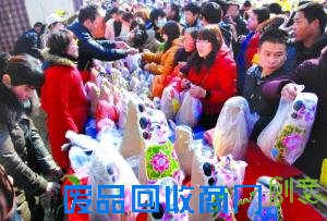 “火把李庙会”上的泥塑娃娃