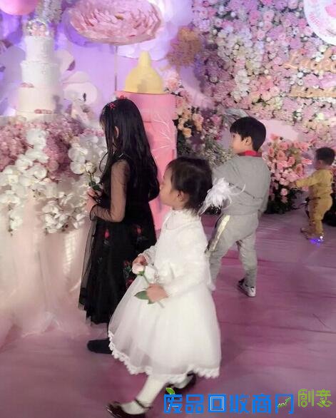 3岁甜馨打扮似白雪公主有小男孩送花了