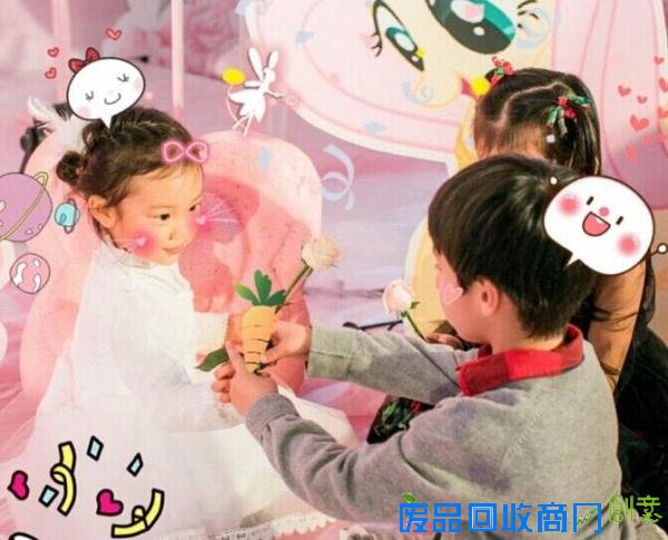 3岁甜馨打扮似白雪公主有小男孩送花了