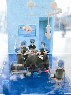护士做泥塑再现手术室抢救场景 手术刀、胶套齐全