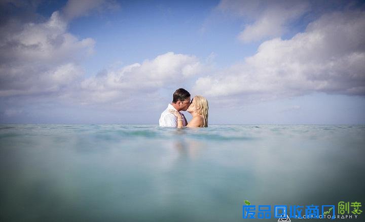 澳大利亚新婚夫妇拍摄水下唯美婚纱照成新时尚（图）