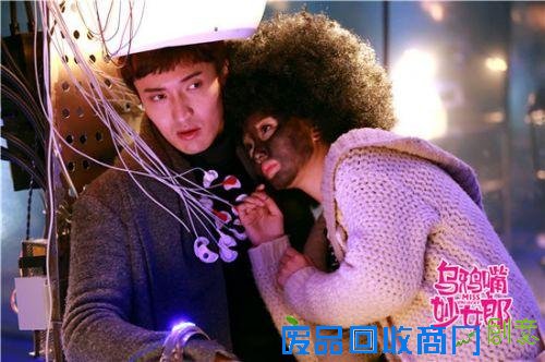 《乌鸦嘴妙女郎》热播 王传君画风突变段子手