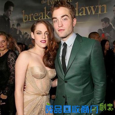 暮光女与绯闻女友街头激吻 暮光情侣关系再曝紧张