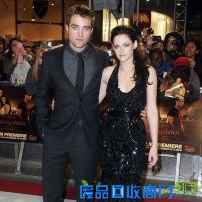 暮光女与绯闻女友街头激吻 暮光情侣关系再曝紧张