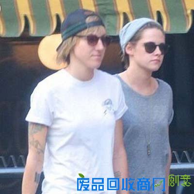 暮光女与绯闻女友街头激吻 暮光情侣关系再曝紧张