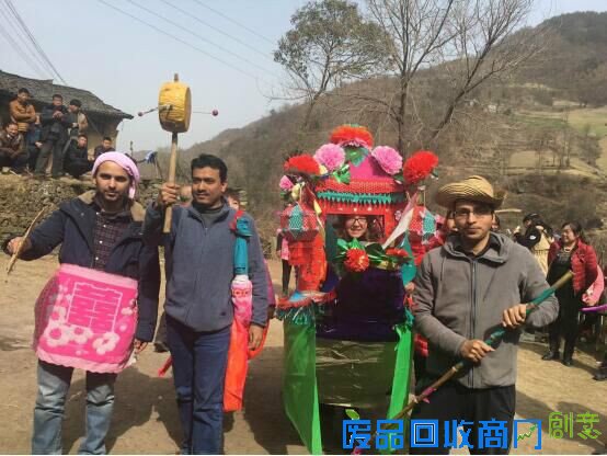 告别龙头村恰逢正月十五元宵佳节,老外乡村过大年一行众人来到蜀河古镇,体验了一把这里原汁原味的元宵节,烧狮子跑旱船构成了蜀河古镇特色的地域社火文化,走街串巷,一片热闹景象。