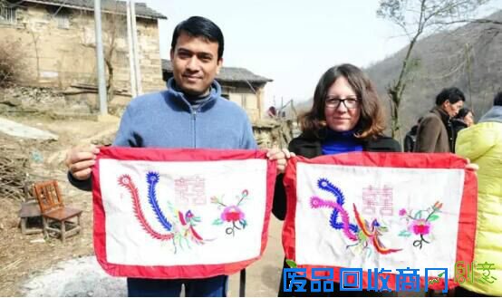 孟加拉嘉宾多希德同土耳其嘉宾爱达对那个年代的手工绣花枕头爱不释手。 龙头村落脚的第三天便正月十三, 龙头村有着玩社火的传统民俗。社火规模一般都是几十人,有男有女,有老有少,包括锣鼓手,舞狮,舞龙、采莲船、贝壳、竹马子、猪、大头和尚戏柳翠(八仙)等。村民燃放爆竹迎接社火队伍。爆竹声声,锣鼓喧天,人山人海,气氛热烈。老外嘉宾们当然也不甘落后,亲身上阵操练一把,人称:“海外社火四剑客”。