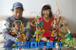 邢台农村的拄拐男子9年来通过面塑住上电梯洋房